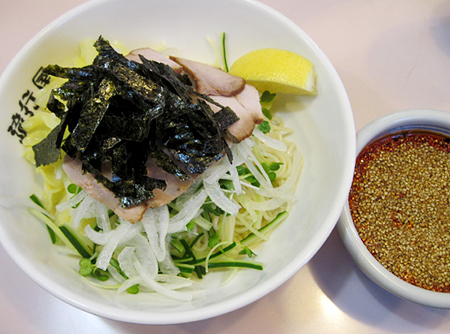 元祖広島つけ麺 流行屋（はやりや）　「広島つけ麺」のネーミングはこのお店から始まりました。（広島市中区国泰寺、西白島町）
