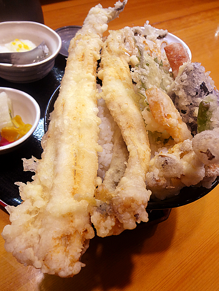 天ぷら 宝たから　満点ママで紹介のデカ盛り天丼ランチ　あなごや牡蠣が楽しめます　広島市中区本通り