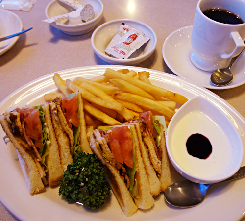 ロイヤルコーヒーショップ広島空港店　飛行機を眺めながらいただくサンドイッチやパンケーキ（広島県三原市）