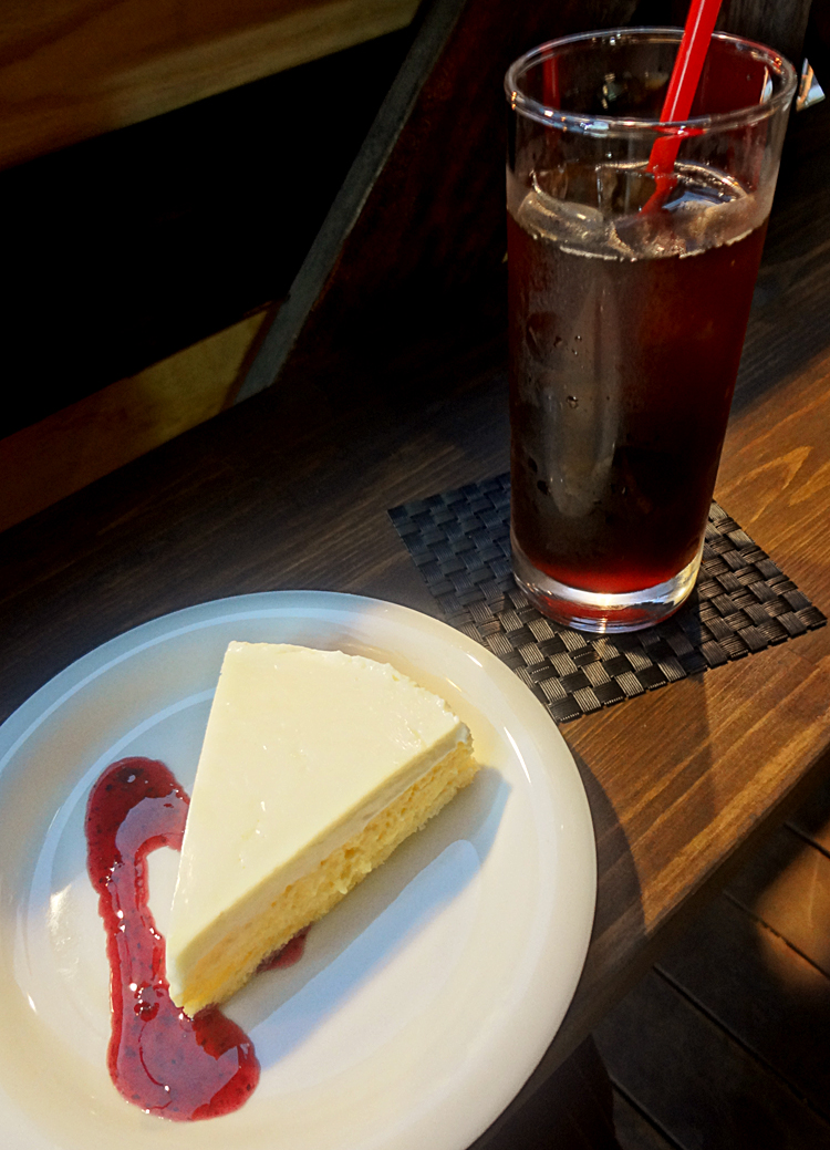 サリーズカフェ　加藤紗里プロデュースのオープンカフェ　ステーキミディアムのチーズケーキを楽しめます　広島市中区胡町流川　現在は閉店